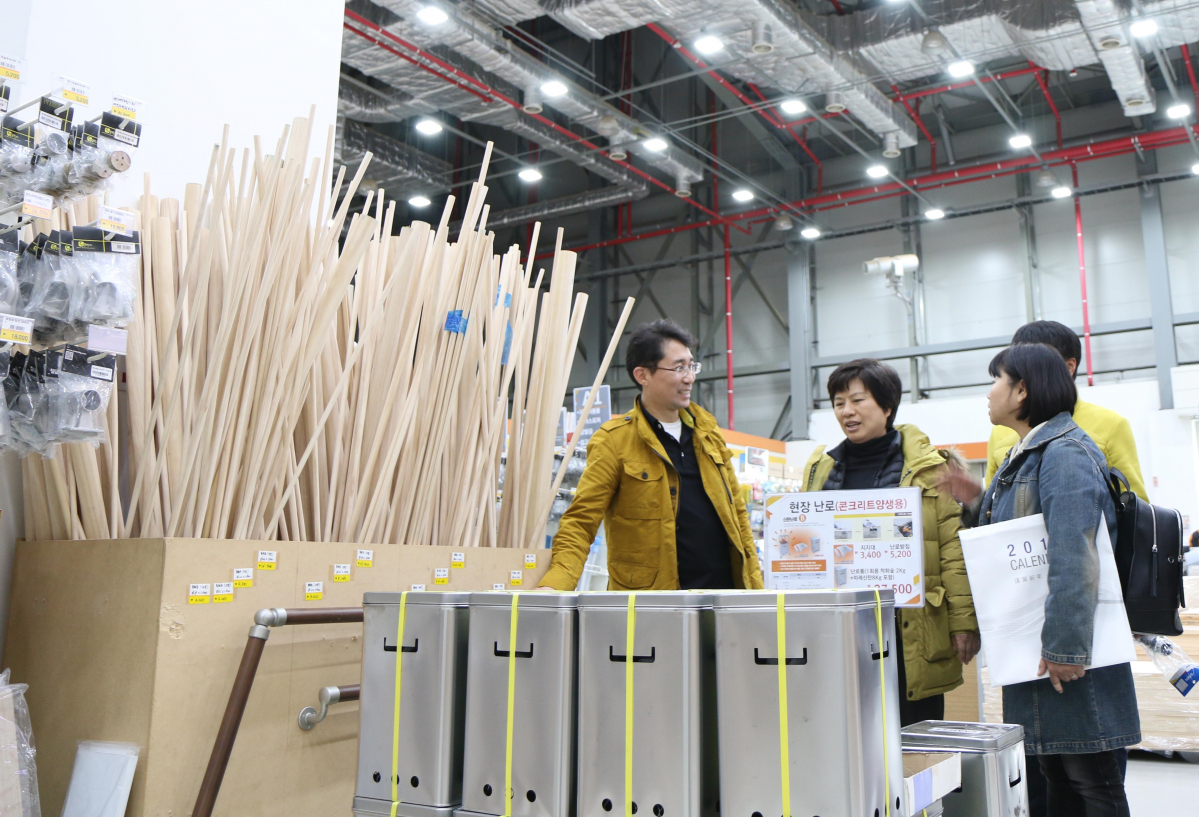 ▲셀프 집수리 전문가 과정 특강에 참여한 인천 지역 주민들이 홈씨씨인테리어 인천점에서 다양한 건축자재들을 살펴보고 있다.(사진 제공=KCC)