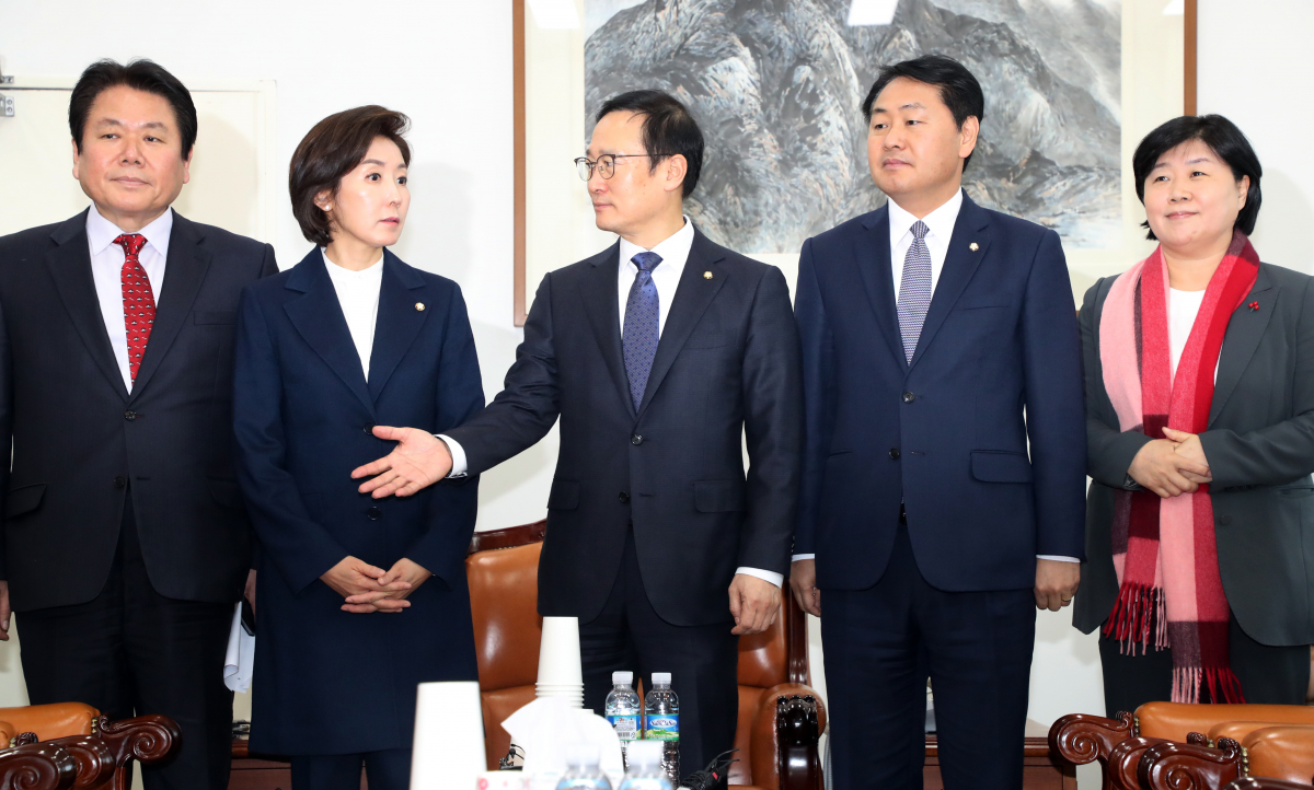 ▲더불어민주당 홍영표, 자유한국당 나경원, 바른미래당 김관영 원내대표 등이 7일 국회 운영위원장실에서 회동하고 있다. (연합뉴스)