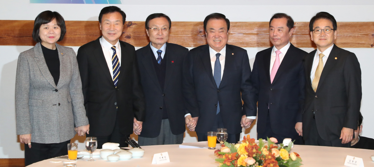 ▲문희상 국회의장과 각당 대표들이 7일 국회 사랑재에서 열린 국회의장 주최 초월회 오찬 행사에서 기념사진을 촬영하고 있다.        왼쪽부터 정의당 이정미, 바른미래당 손학규, 더불어민주당 이해찬 대표, 문 의장, 자유한국당 김병준 비상대책위원장, 민주평화당 정동영 대표.(연합뉴스)