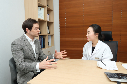 ▲사진=‘내성주의보’ 캠페인에 동참한 송윤지 송도 오네스타의원 대표원장과 홍보대사 다니엘 린데만