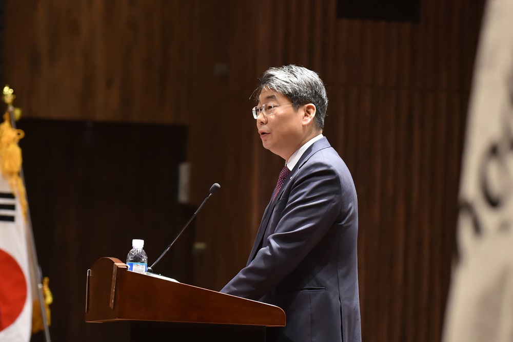 ▲최성원 광동제약 대표이사가 지난 3일 신년 워크숍에서 신년사를 발표하고 있다.(사진제공=광동제약)