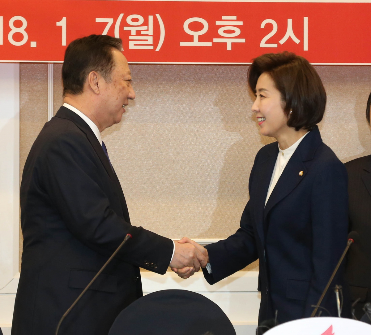 ▲박용만(왼쪽) 대한상의 회장과 나경원 자유한국당 원내대표가 악수를 하고 있다.(사진 제공=대한상의)