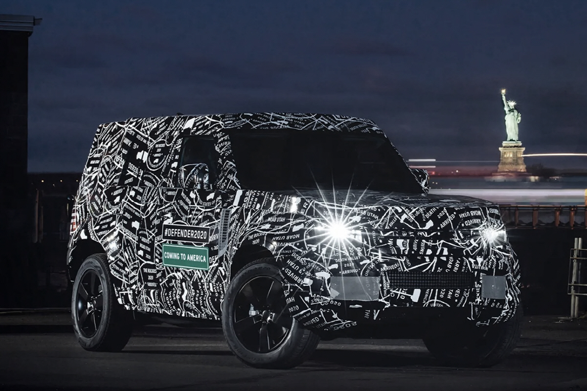 ▲랜드로버는 2020년 디펜더 신형 출시를 앞두고 위장막 사진을 공개했다. 현재 다른 랜드로버 라인업과 달리 직선을 강조한 것이 특징이다. 