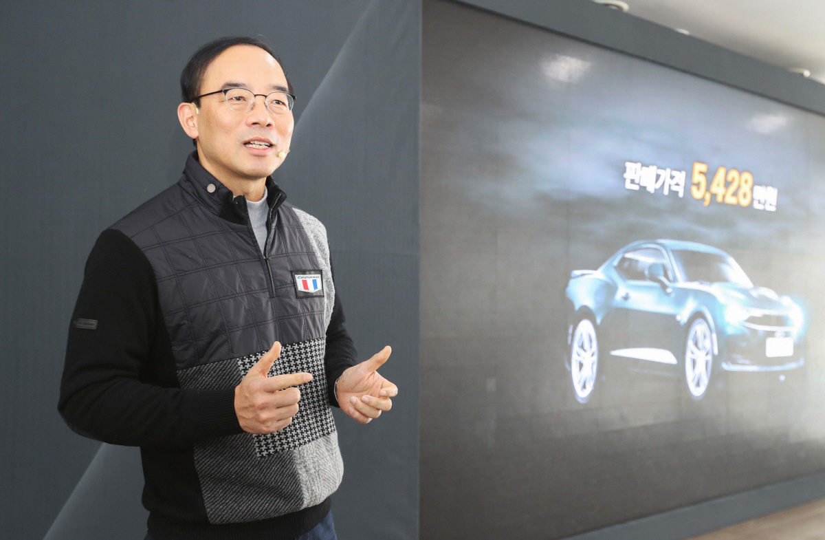 ▲한국지엠 신영식 마케팅총괄 부사장이 지난달 13일 경기도 용인 스피드웨이에서 열린 더 뉴 카마로SS 미디어 쇼케이스를 진행하고 있다. (사진제공 한국지엠)