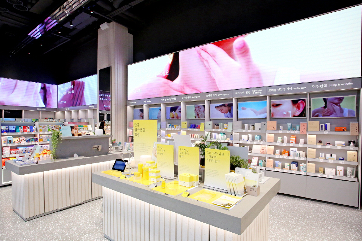 ▲강남 아리따움 라이브에는 아모레퍼시픽 브랜드보다 5배 이상 많은 59개 외부 브랜드가 입점했다. 사진=아모레퍼시픽