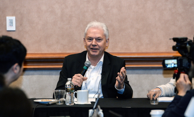 ▲알버트 비어만 현대차 연구개발(R&D) 본부장(사장)이 7일(현지시간) 미국 라스베이거스에서 열린 CES 2019 간담회에서 기자들의 질문에 답하고 있다. 사진제공 현대기아차