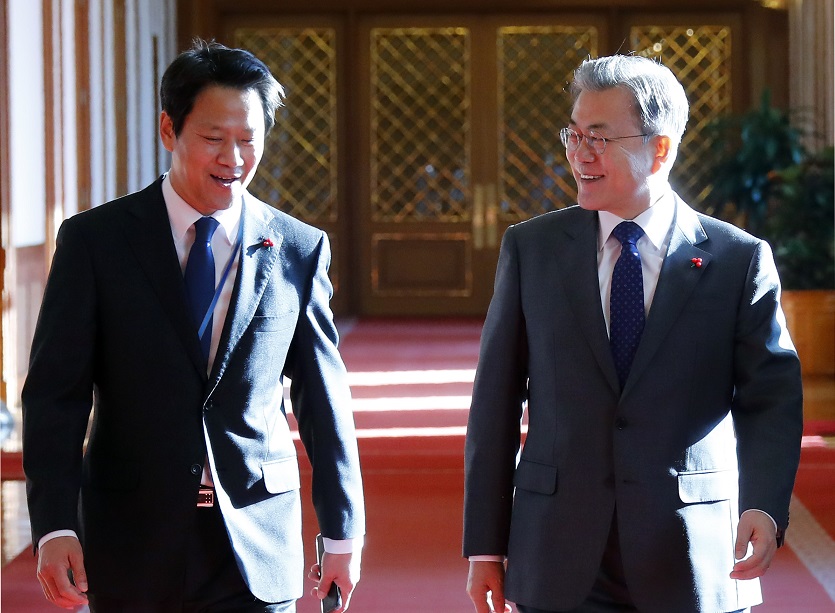 ▲문재인 대통령이 8일 오전 청와대에서 열린 국무회의에 임종석 대통령 비서실장과 함께 입장하고 있다.(연합뉴스)