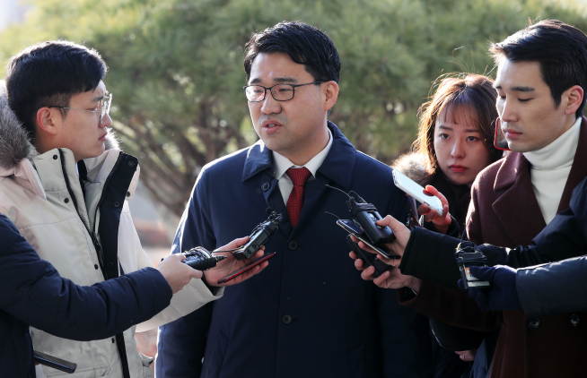 ▲자유한국당 법률지원단 소속 원영섭 변호사가 8일 오전 서울 송파구 서울동부지검에서 고발인 자격으로 조사 받기 위해 출석하고 있다. (뉴시스)