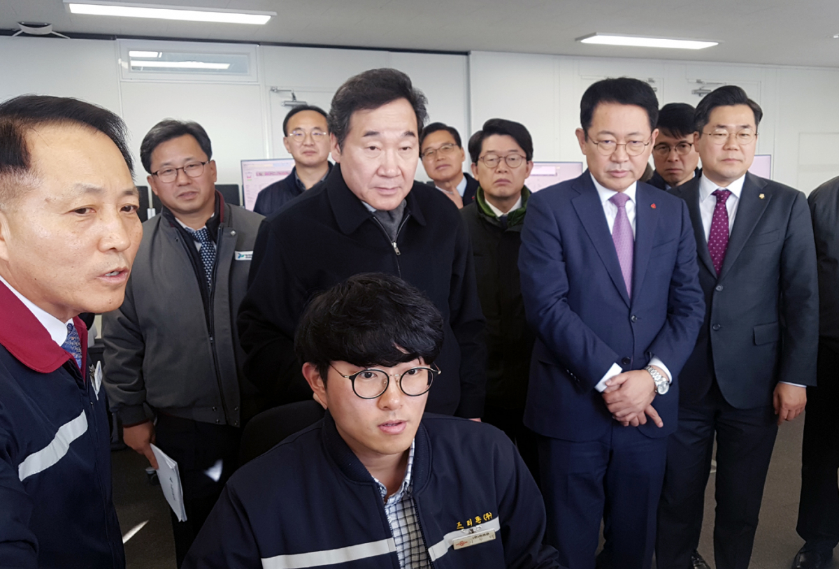 ▲이낙연 국무총리(두번째줄 왼쪽 첫번째)가 8일 인천 신항 선광신 컨테이너터미널을 방문해 수출 상황 등을 점검하고 있다.(국무총리실)