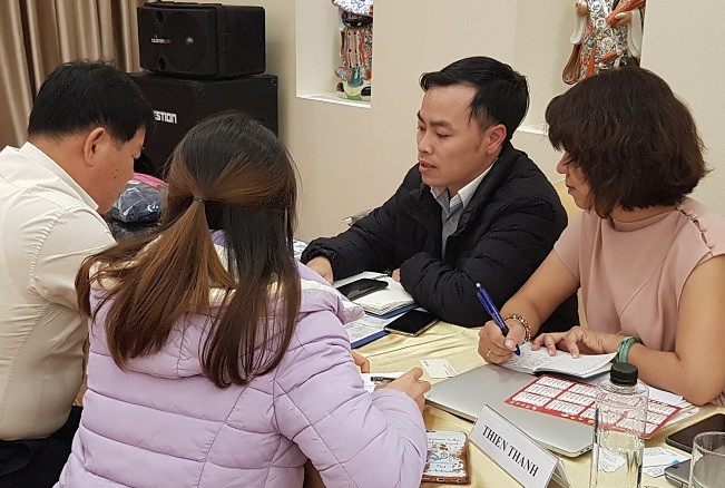 ▲CJ오쇼핑 직원들이 베트남 현지 제조업체와 미팅하고 있다.(CJ오쇼핑)