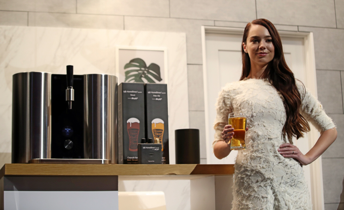 ▲7일(현지시간) 오전 미국 네바다주 라스베이거스 만델라베이 호텔 컨벤션센터에서 열린 2019 LG 프레스 컨퍼런스에서 공개된 캡슐 맥주 제조기 ‘LG 홈브루’. 사진제공 연합뉴스