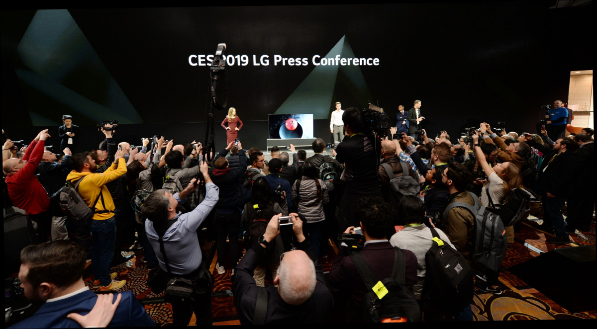 ▲LG전자는 7일(현지시간) 미국 라스베이거스 만달레이베이 호텔에서 열린 글로벌 프레스 콘퍼런스에서 세계최초 롤러블 TV인 ‘LG 시그니처 올레드 TV R’을 선보였다. 사진제공 LG전자