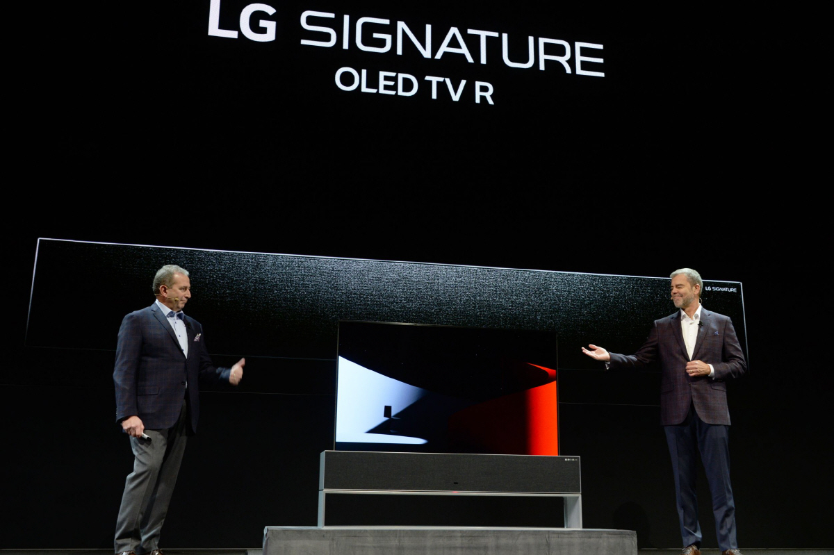 ▲LG전자 미국법인 데이비드 반더월(David Vanderwaal) 마케팅총괄(오른쪽)과 LG전자 미국법인 팀 알레시(Tim Alessi) HE제품마케팅담당이 7일(현지시간) 미국 라스베이거스 만달레이베이 호텔에서 열린 글로벌 프레스 콘퍼런스에서 세계최초 롤러블 TV인 ‘LG 시그니처 올레드 TV R’을 소개하고 있다. 사진제공 LG전자