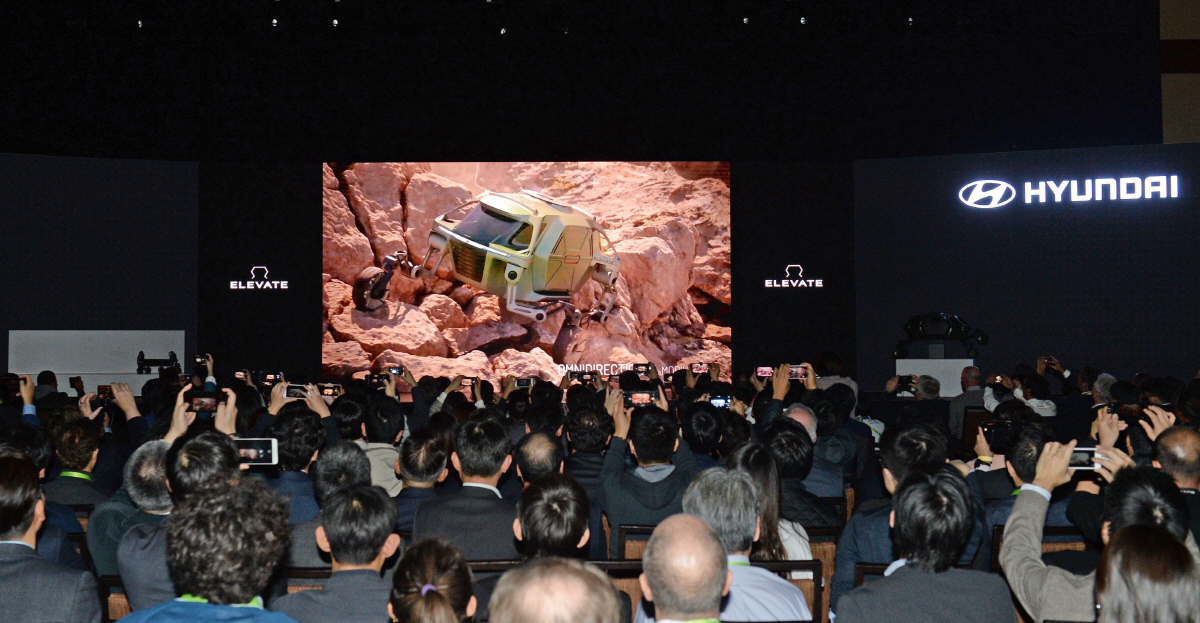 ▲현대자동차가 7일(현지시각) 미국 라스베이거스에서 열리는 ‘국제 전자제품 박람회(ConsumerElectronics Show, 이하 CES 2019)’에 참가해 미래 모빌리티 비전 고도화를 위한 각 부문별 혁신 전략을 발표하고, 걸어다니는 자동차 ‘엘리베이트(Elevate) 콘셉트카’를 처음 공개했다. 사진제공 현대자동차