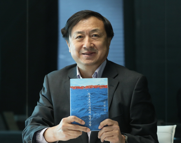 ▲장편소설 '두브로브니크에서 만난 사람'을 출간한 신기남 도서관정책정보위원회의 위원장이 7일 서울 중구 달개비에서 포즈를 취하고 있다.(뉴시스)