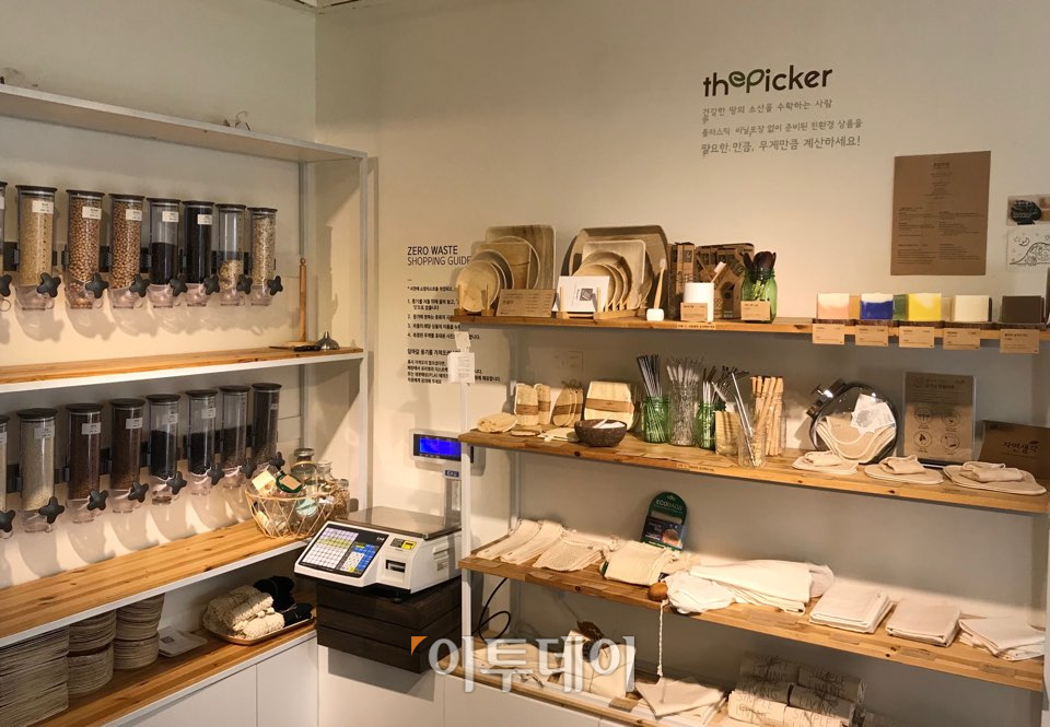 ▲포장지 없는 가게 '더피커'의 인테리어는 독일의 '오리기날 운페어팍트'와 비슷했다. 신선도를 유지하기 위해 식료품은 작은 유리통에 담았고, 식료품이 팔리는 대로 직원이 계속 채워 나갔다. (나경연 기자 contest@)