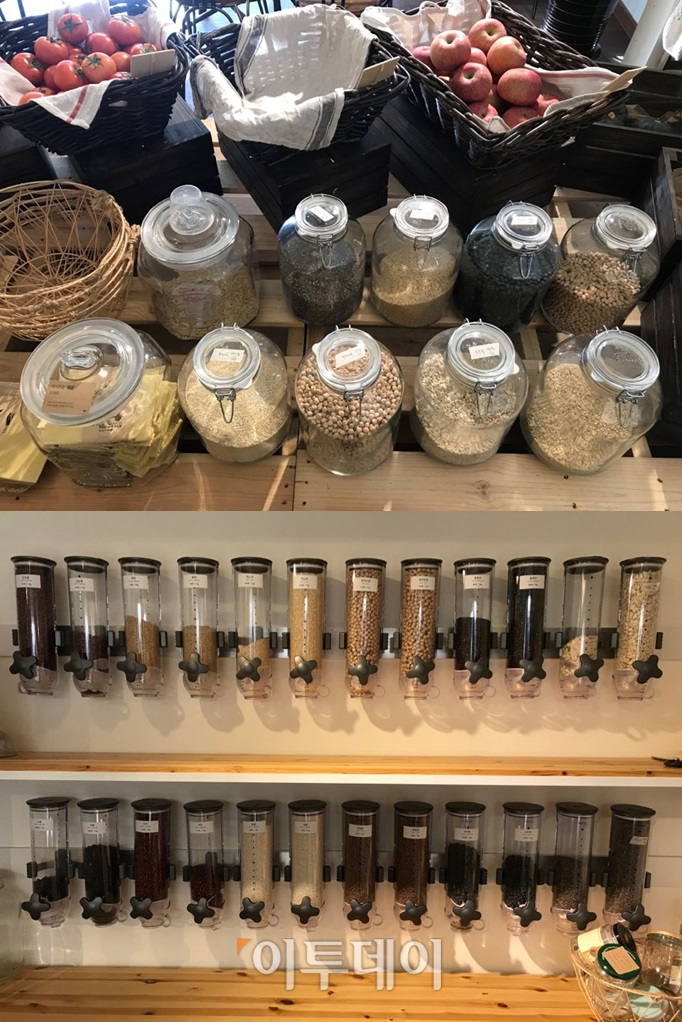 ▲소비자는 필요한 식재료를 집에서 가져온 포장 용기와 장바구니에 담아 구매한다. 용기를 미처 챙기지 못한 소비자는 매장 내에서 파는 자연 분해 용기를 함께 계산하면 된다. (나경연 기자 contest@)