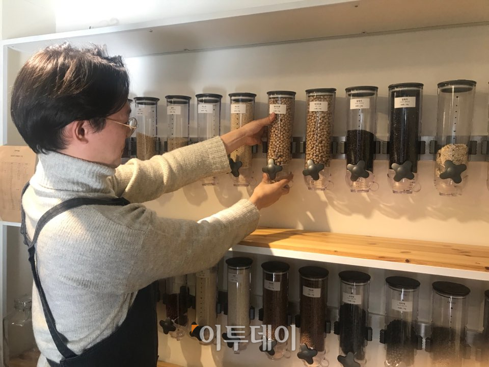 ▲송경호 대표는 어떻게 용기에 식료품을 담아야 하는 지를 설명하면서 제로웨이스트 라이프를 일상화하는 것이 중요하다고 강조했다. (나경연 기자 contest@)