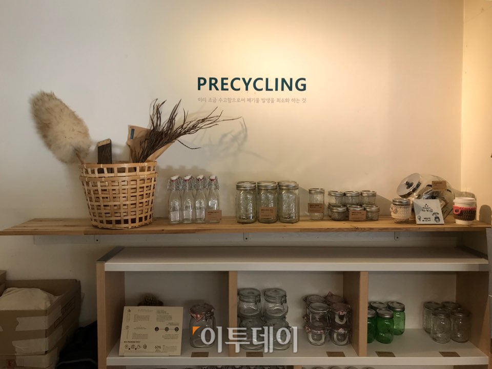 ▲'더피커' 가게 벽면에는 '프리사이클링'이란 단어가 적혀있다. 프리사이클링은 '미리 조금 수고함으로써 폐기물 발생을 최소화'하는 방식이다. (나경연 기자 contest@)