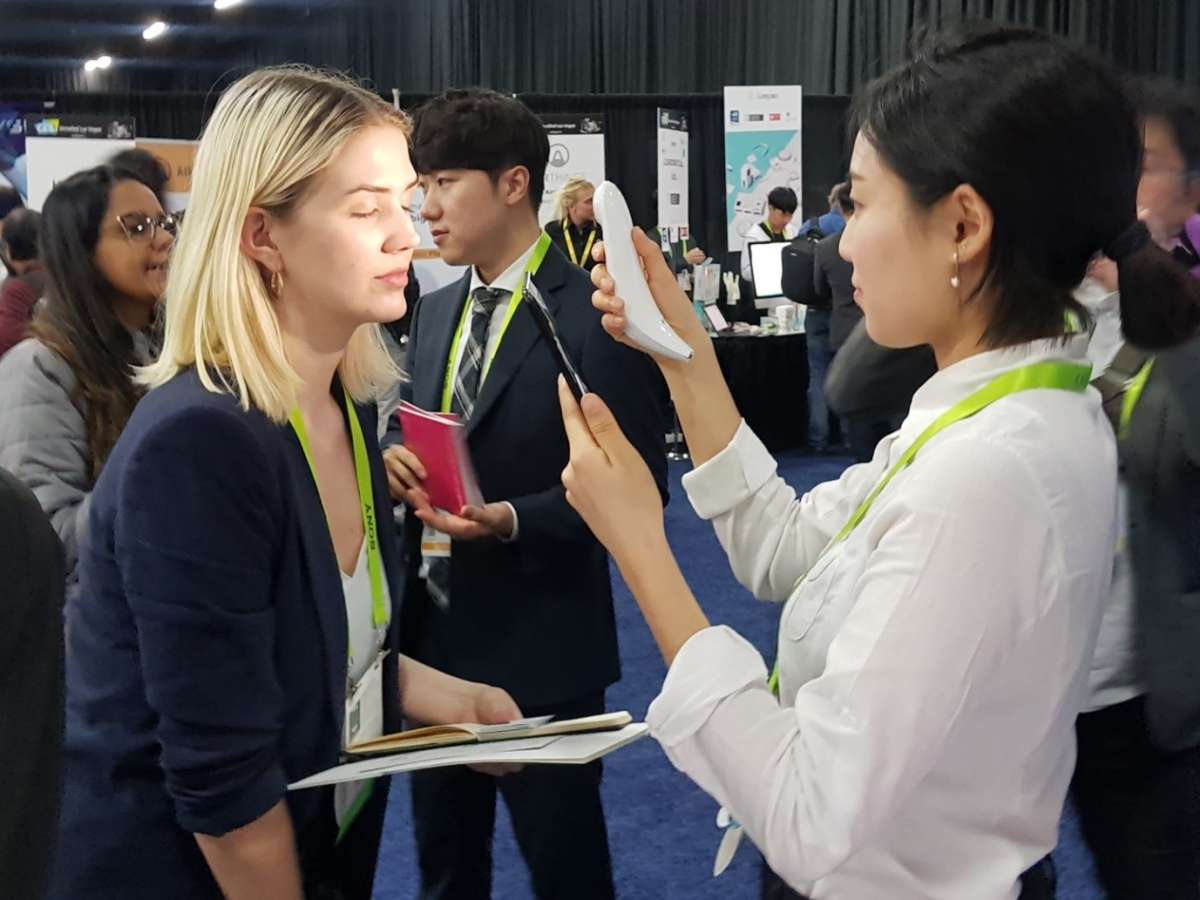 ▲현지시간 8일, 미국 라스베가스에서 열린 CES2019에서 룰루랩이 인공지능 피부 비서 ‘루미니’를 통해 맞춤형 화장품 추천 서비스를 시연하고 있다. (차바이오F&C)