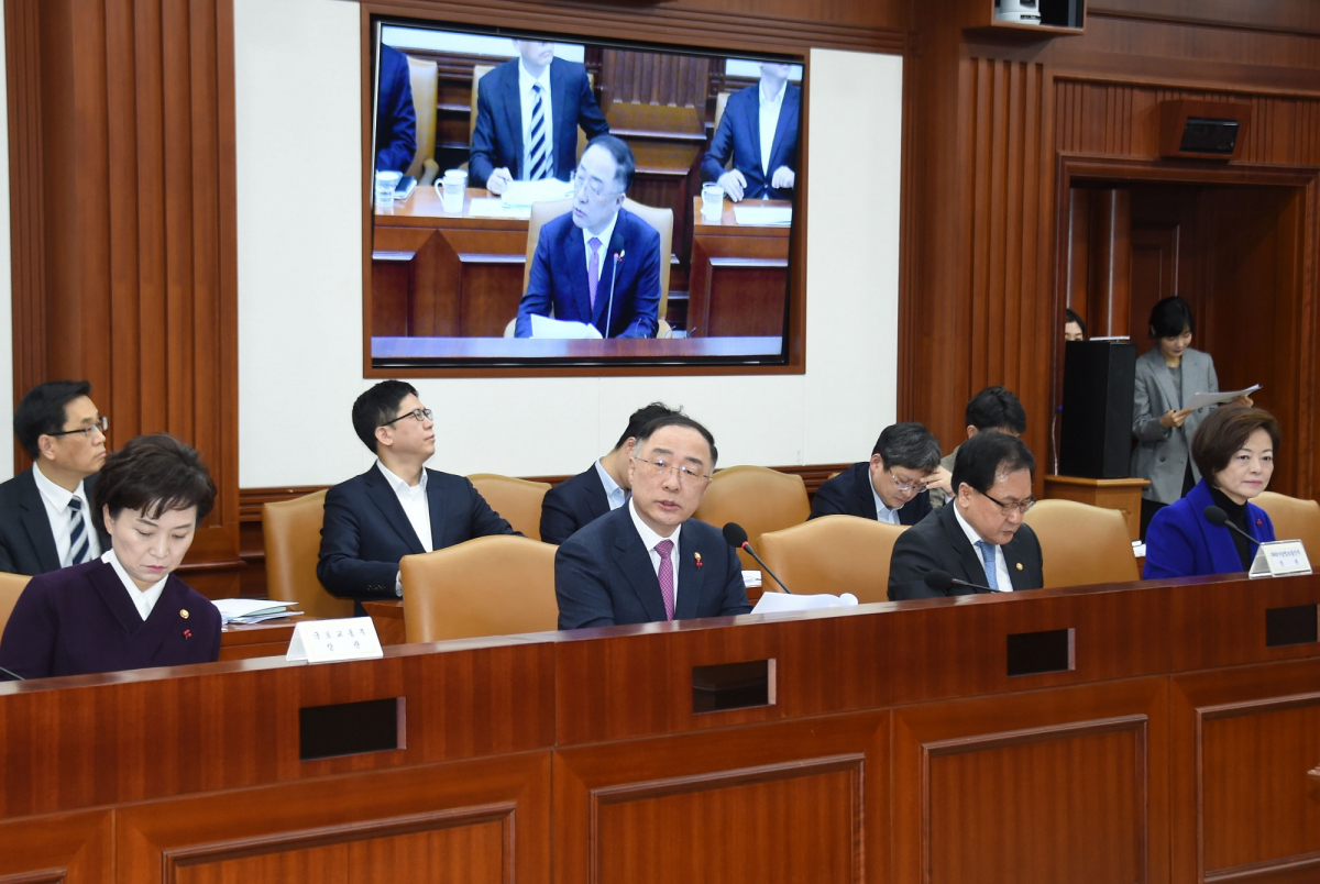 ▲홍남기 경제부총리 겸 기획재정부 장관(앞줄 왼쪽 두 번째)이 9일 서울 광화문 정부서울청사에서 제5차 경제활력 대책회의 겸 2019년 제2차 경제관계 장관회의를 주재하고 모두발언을 하고 있다.(제공=기획재정부)