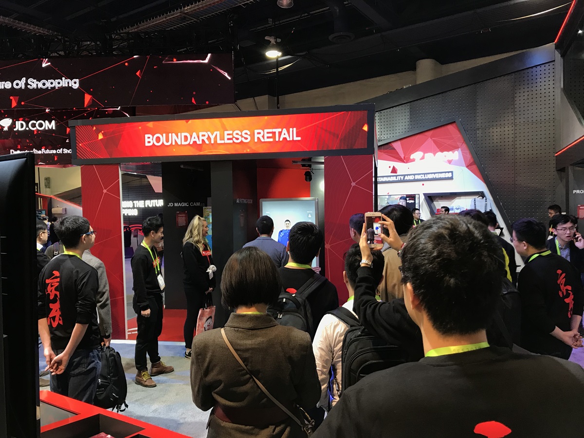 ▲CES 2019 징둥그룹 부스 내 에프엑스미러 가상피팅존의 모습.(사진 = 에프엑스미러 제공)