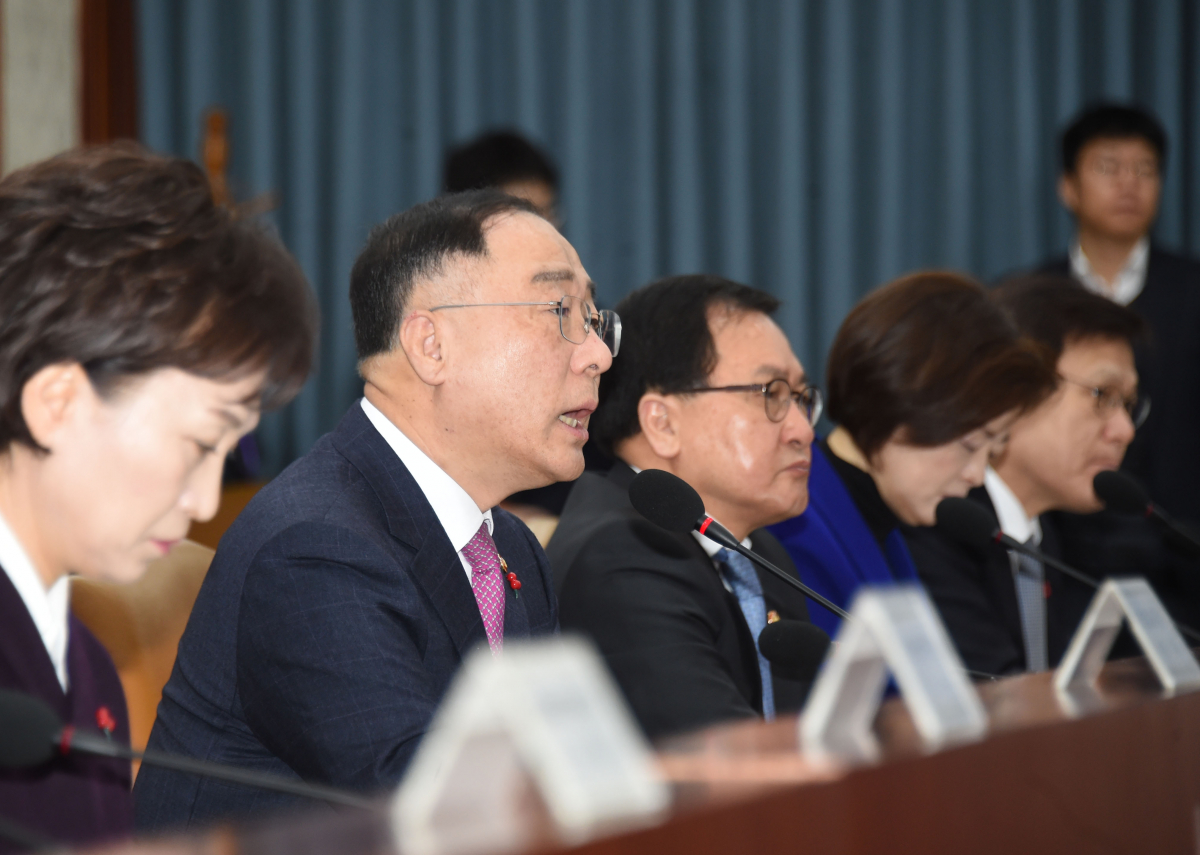 ▲홍남기 경제부총리 겸 기획재정부 장관(왼쪽 두번째)이 9일 정부서울청사에서 열린 제5차 경제활력대책회의 겸 2019년 제2차 경제관계장관회의에서 공유경제 활성화 방안을 논의하고 있다.(기획재정부)