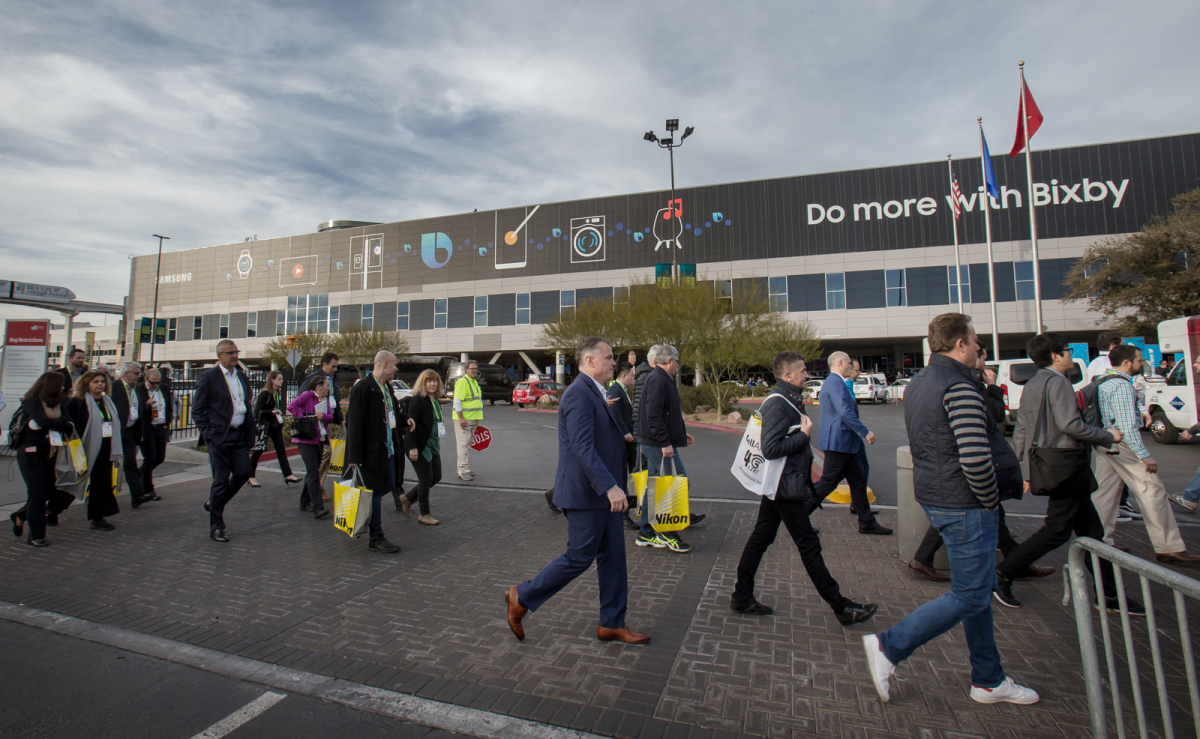 ▲8일(현지시간)부터 11일까지 세계 최대 전자 전시회 'CES 2019'가 열리는 미국 라스베이거스 컨벤션센터(LVCC)의 외경, 삼성전자 옥외광고.(사진제공 삼성전자)