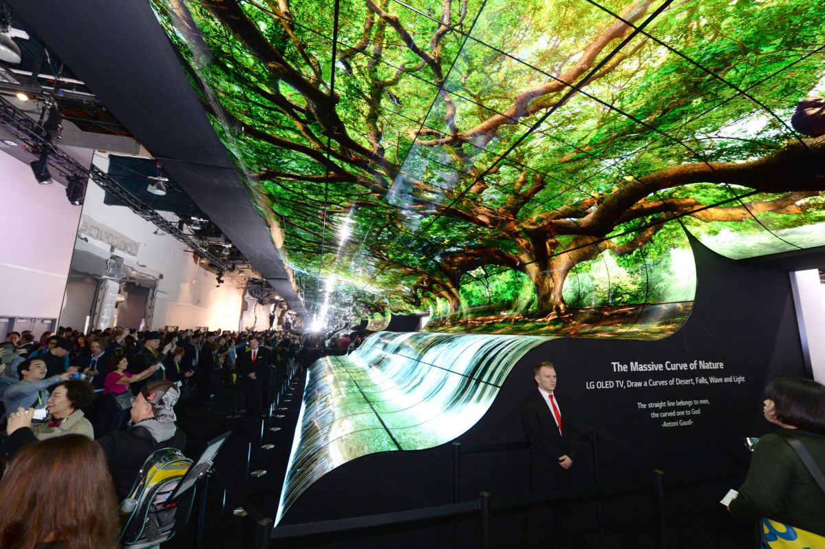 ▲LG전자가 8일(현지시간)부터 미국 라스베이거스에서 열린 CES 2019 전시회에서 LG전자 전시관 입구에 올레드 플렉서블 사이니지 260장을 이어 붙여 만든 초대형 '올레드 폭포' 조형물을 연출해 관람객들의 이목을 집중시켰다.(사진제공 LG전자)