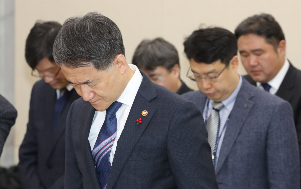 ▲박능후 보건복지부 장관이 9일 오전 강북삼성병원 의사 사망 관련 현안보고를 듣기 위해 열린 국회 보건복지위 전체회의에서 고 임세원 교수를 기리는 묵념을 하고 있다. (연합뉴스)