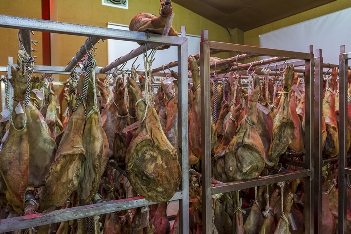 ▲흑돼지 생햄 숙성고의 모습. 흑돼지 뒷다리로 생햄을 만든다.