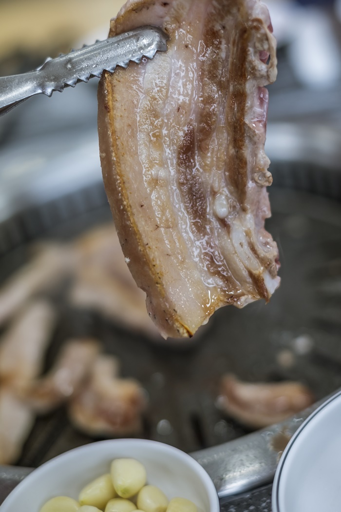 ▲두툼한 흑돼지 삼겹살.