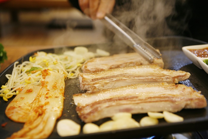 ▲청주 서문시장 삼겹살거리에서는 두툼한 생삼겹살 구이를 맛볼 수 있다.