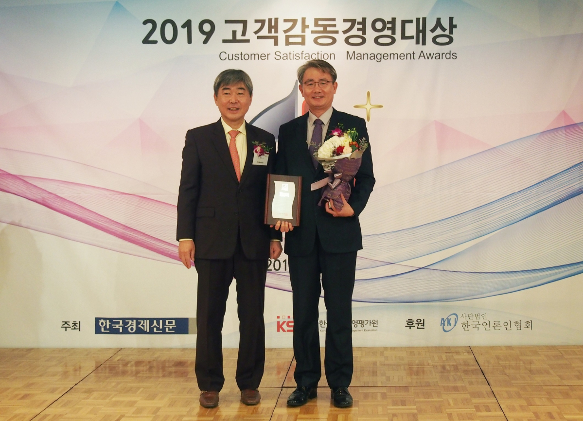 ▲허재영(오른쪽) 쿠쿠홈시스 상무가 9일 서울 롯데호텔 사파이어볼룸에서 열린 ‘2019 고객감동경영대상’에참석해, 유근석 한국경제 대외협력국장과 기념사진을 촬영하고 있다.