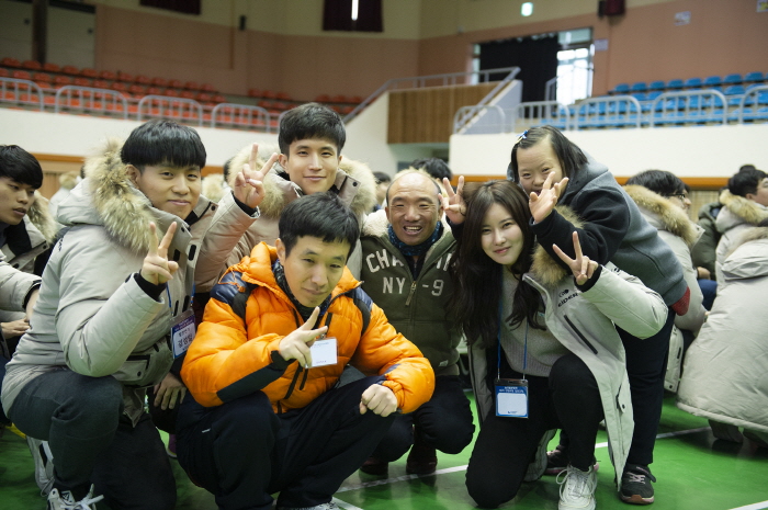 ▲한국중부발전 신입사원 3명과 충남 정심원 원우 3명이 10일 레크레이션 활동 후 기념촬영을 하고 있다.(한국중부발전)