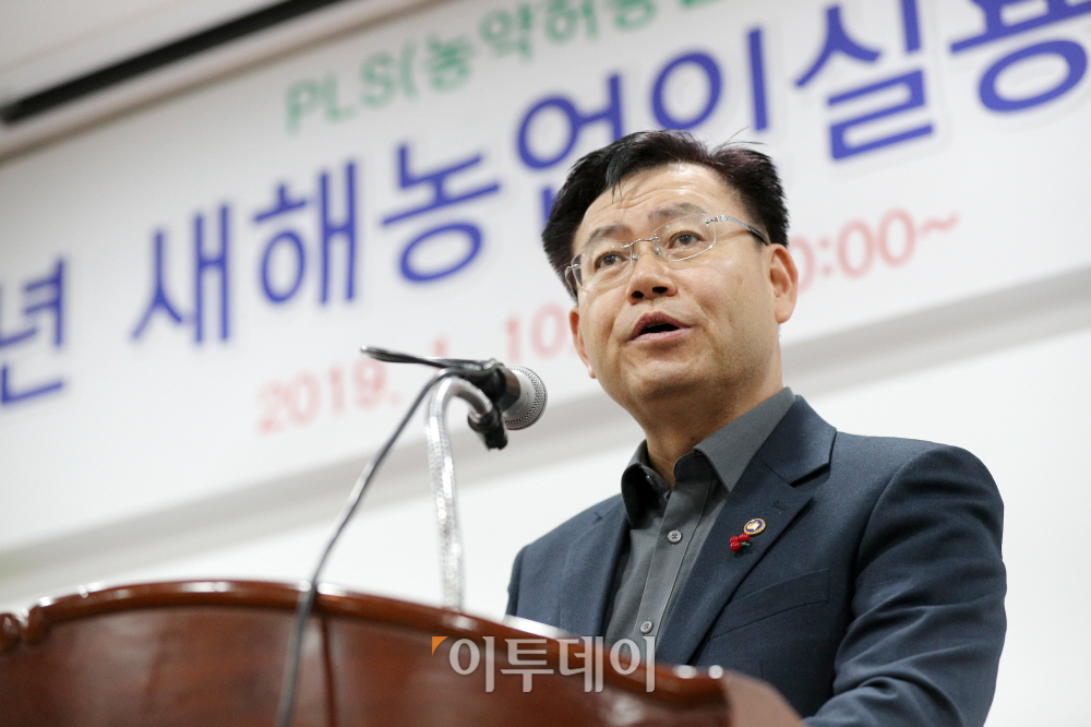 ▲김경규 농촌진흥청장이 10일 충남 금산군농업기술센터를 찾아 새해농업인실용교육 인삼반에 참석한 150여 명의 농업인들을 만나 격려하고 있다.(농촌진흥청)
