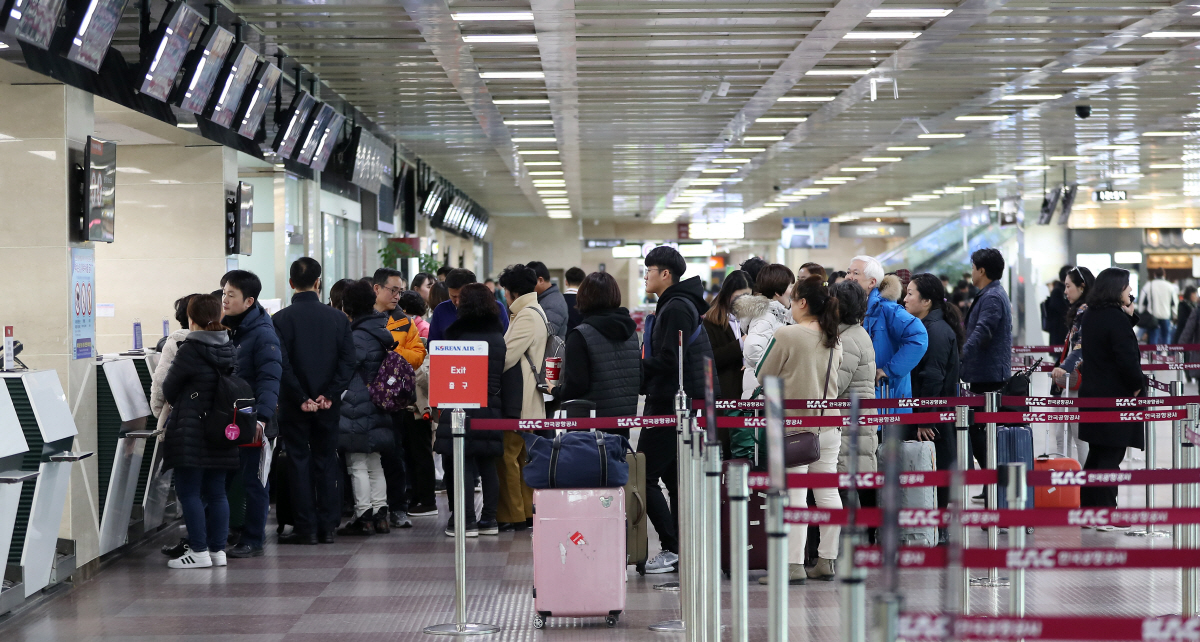 ▲여행객으로 붐비는 공항. 연합뉴스