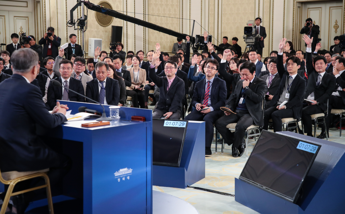 ▲10일 오전 청와대 영빈관에서 열린 2019년 문재인 대통령 신년 기자회견에서 취재진들이 질문권을 얻기 위해 손을 들고 있다.(연합뉴스)