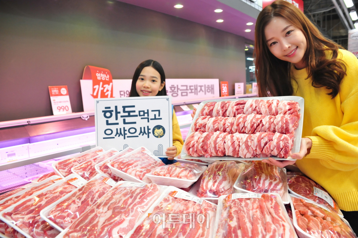 ▲홈플러스 시흥점에서 한돈 삼겹살, 목살을 최저가인 100g당 990원에 판매하고 있다.(한돈자조금관리위원회)