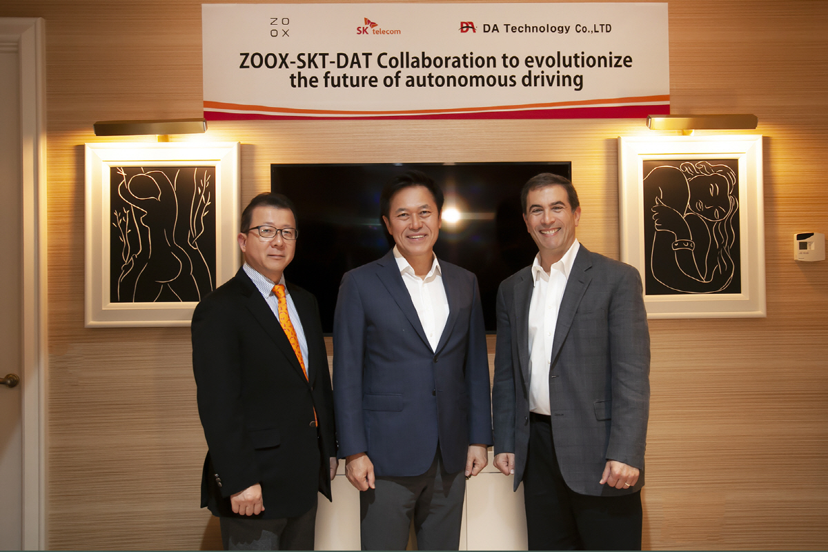 ▲9일(현지시간) 미국 라스베이거스 윈(Wynn) 호텔에서 열린 체결식에 참석한 SK텔레콤 박정호 사장(가운데), 죽스 존 포스터 최고재무책임자(오른쪽), 디에이테크놀로지 이현철 대표이사(왼쪽)의 모습.(사진제공=SK텔레콤)