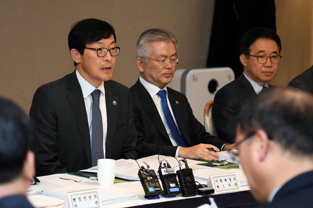 ▲이호승 기획재정부 1차관(왼쪽)이 11일 서울시 종로구 세종로 정부서울청사에서 제1차 물가관계차관회의 겸 혁신성장 전략점검회의를 주재하고 모두발언을 하고 있다.(제공=기획재정부)