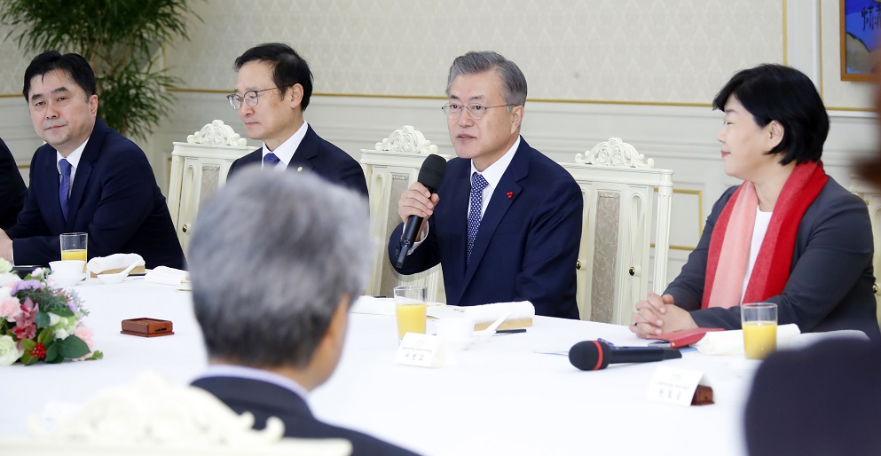 ▲문재인 대통령이 11일 오후 청와대에서 열린 더불어민주당 원내대표단과 오찬에서 발언하고 있다.(연합뉴스)