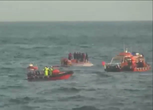 ▲11일 통영 욕지도 인근에서 낚시어선이 전복해 3명이 사망했다. 해경이 구조할동을 벌이고 있다.(연합뉴스(통영해경 제공))