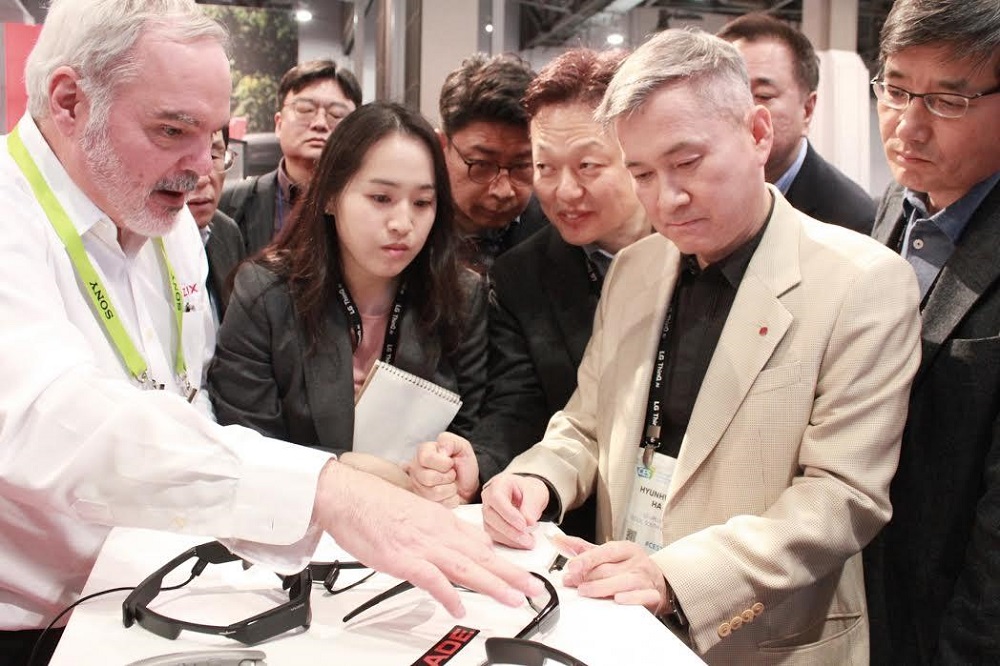 ▲CES 2019 LG디스플레이 부스 방문한 하현회 부회장(연합뉴스)