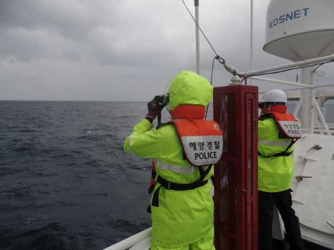 ▲12일 경북 포항 앞바다에서 어선 1척이 불에 탄 뒤 침몰해 출동한 해경 직원이 실종자를 찾고 있는 모습.(사진제공=포항해양경찰서)