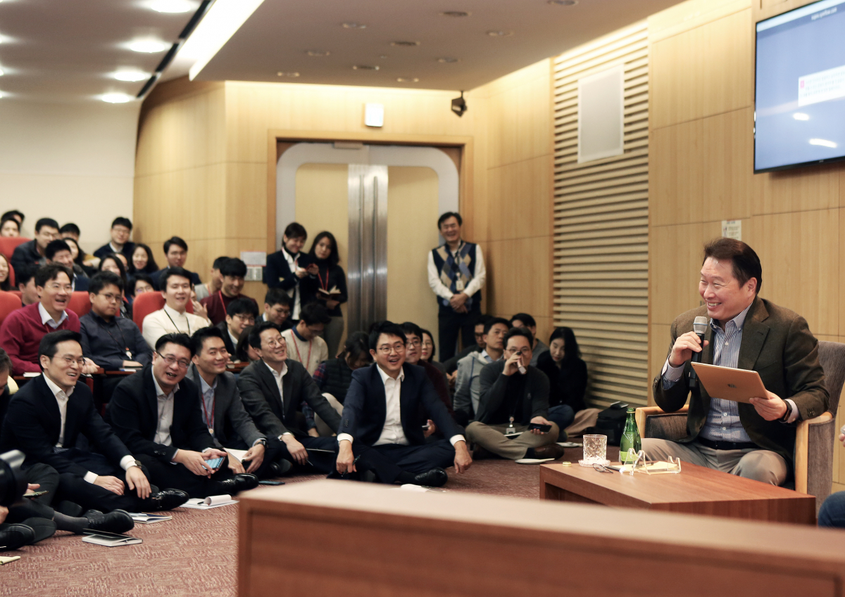 ▲최태원 SK회장이 지난 8일 서울 종로구 SK서린빌딩에서 열린 ‘행복 토크’에서 구성원들과 행복키우기를 위한 작은 실천 방안들에 대해 토론하고 있다.(사진제공=SK)