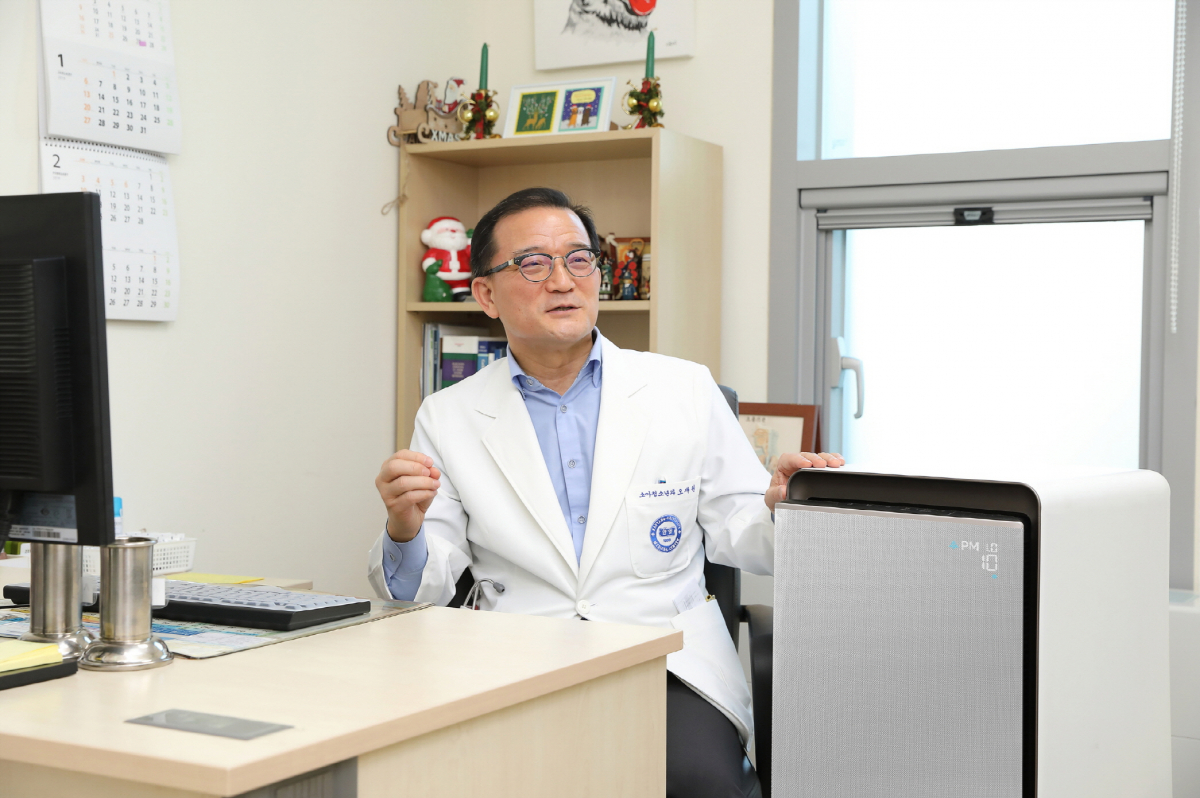 ▲삼성전자가 최근 국내 저명한 꽃가루 알레르기 분야 전문가인 한양대학교 의과대학 소아청소년과 오재원 주임교수 연구팀과 함께 '공기청정기가 알레르기 증상에 미치는 영향'에 관한 임상시험을 진행한 결과, 삼성전자 공기청정기 '삼성 큐브'가 아토피 피부염·알레르기 비염·천식 등 소아·청소년 알레르기 질환 호전에 효과가 있다는 연구 결과가 나왔다. 한양대학교 의과대학 소아청소년과 오재원 주임교수와 '삼성 큐브'. (사진제공=삼성전자)