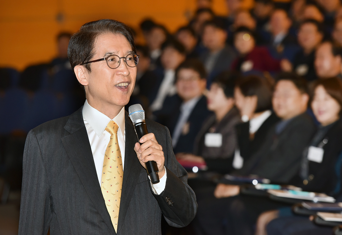 ▲신창재 교보생명 회장이 11일 충남 천안 계성원(교보생명 연수원)에서 열린 '2019년 출발 전사경영전략회의'에서 강연을 하고 있다.(사진제공=교보생명)