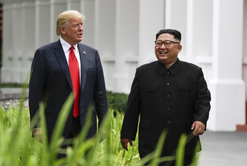 ▲도널드 트럼프(왼쪽) 미국 대통령과 김정은 북한 국무위원장이 작년 6월 12일(현지시간) 싱가포르 센토사섬의 카펠라 리조트에서 1차 북미정상회담 도중 함께 거닐고 있다. 2차 북미회담이 다음 달 중순 베트남에서 열릴 것이라는 관측이 최근 급부상하고 있다.  (싱가포르/AP뉴시스)