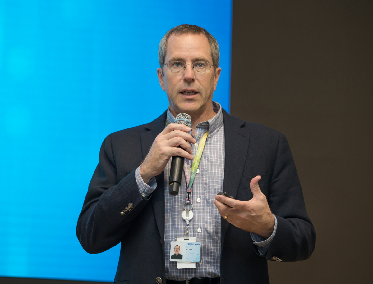 ▲삼성전자 미국 실리콘밸리 AI 연구센터 래리 헥(Larry Heck) 전무가 10일(현지시간) 미국 실리콘밸리 소재 삼성전자 DS(Device Solutions)부문 미주 총괄에서 ‘삼성전자 AI 연구 방향과 비전’에 대해 설명하고 있다.(사진제공 삼성전자)